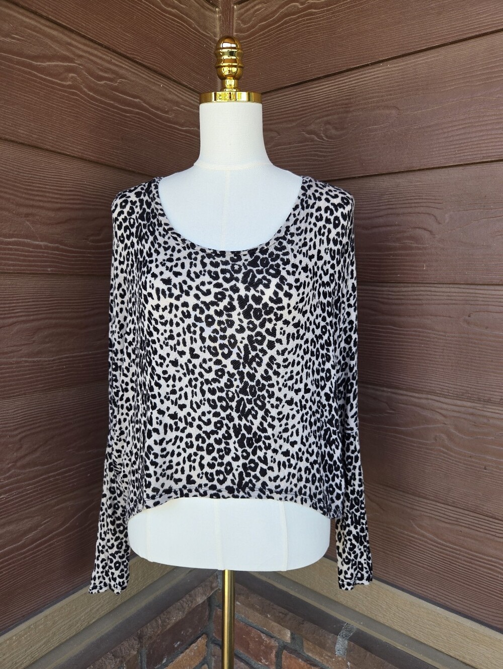 Black Bead Leopard Print Long Sleeve Scoop Neck Top Women’s Medium